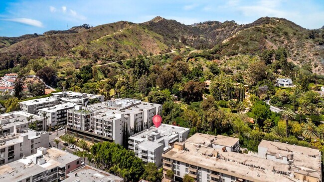 7259 Hillside Ave in Los Angeles, CA - Foto de edificio - Building Photo