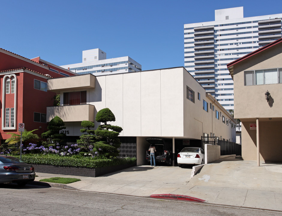 1225 Barry Ave in Los Angeles, CA - Foto de edificio