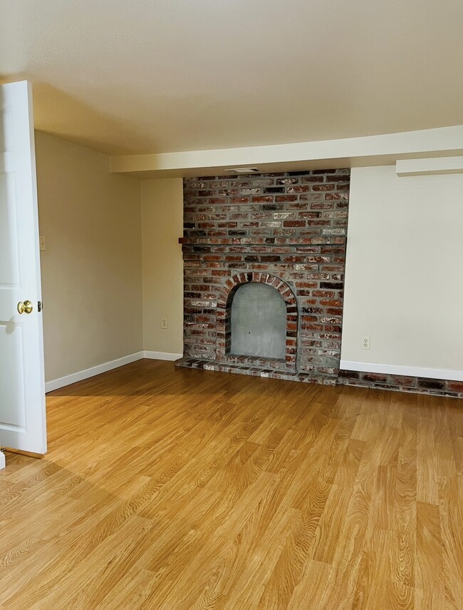 2071 Clinton Ave, Unit Large Light filled Lower in Alameda, CA - Building Photo - Building Photo