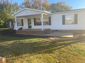 151 White Oak Rd in Greenville, SC - Building Photo