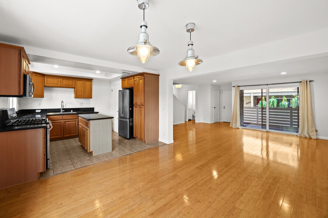 18333 Hatteras St, Unit 41 in Tarzana, CA - Building Photo