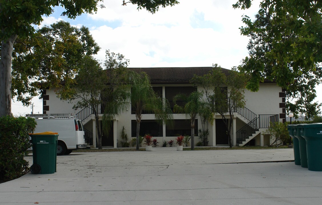 4201 Gulfstream Dr in Naples, FL - Building Photo