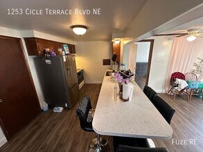 1253 Circle Terrace Blvd NE in Minneapolis, MN - Building Photo - Building Photo