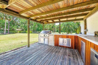 884 Lyons Rd in West Palm Beach, FL - Building Photo - Building Photo