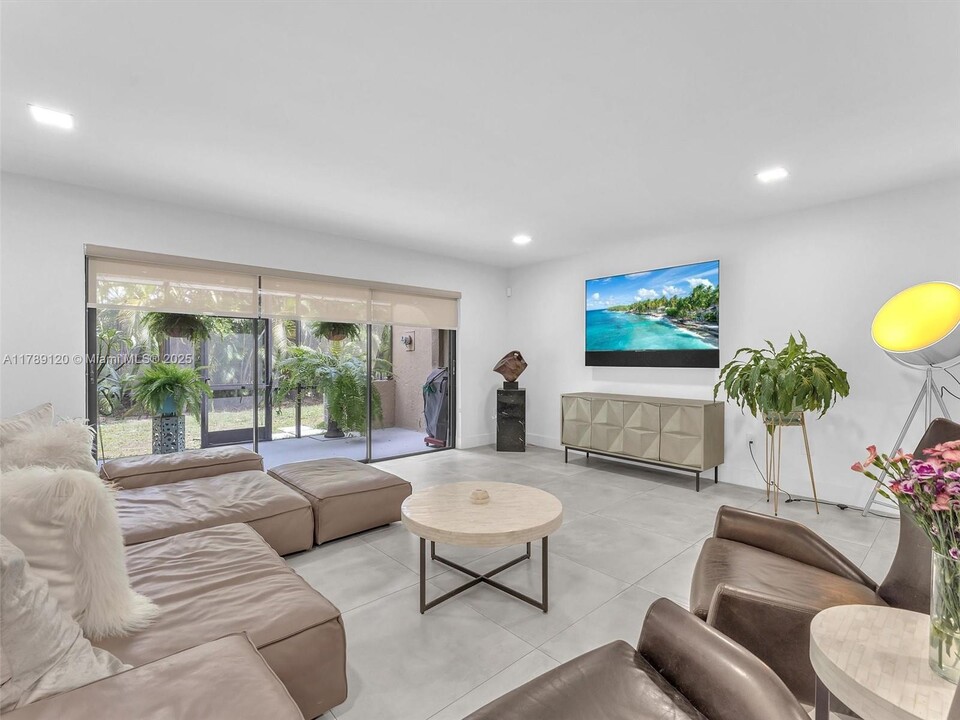 4006 Estepona Ave in Doral, FL - Building Photo