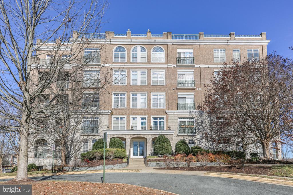 830 Belmont Bay Dr in Woodbridge, VA - Building Photo