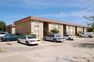 Parkwood Apartments in Garland, TX - Building Photo - Building Photo