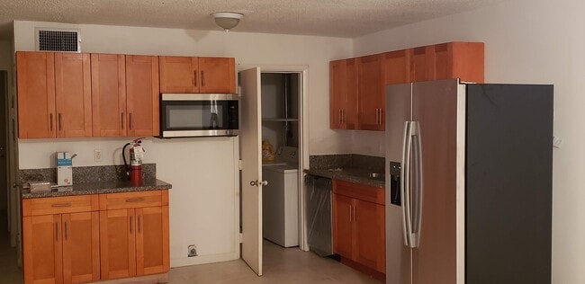 5704 NW 28th St in Lauderhill, FL - Building Photo - Building Photo