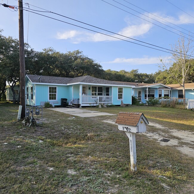 1205 N Verne St in Rockport, TX - Building Photo - Building Photo