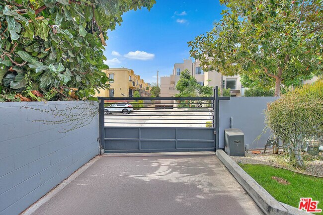 1952 Beachwood Dr in Los Angeles, CA - Building Photo - Building Photo