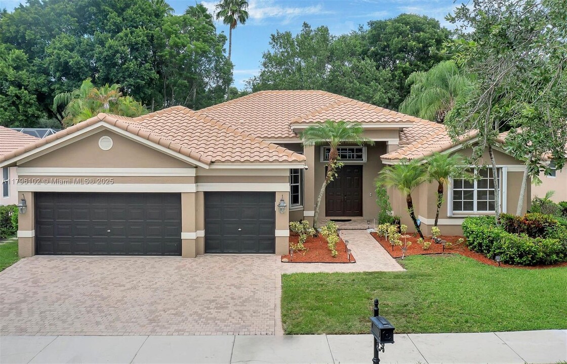 3943 Nighthawk Dr in Weston, FL - Building Photo
