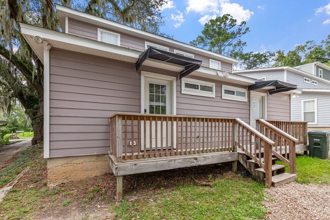 1233 N Bronough St in Tallahassee, FL - Foto de edificio - Building Photo