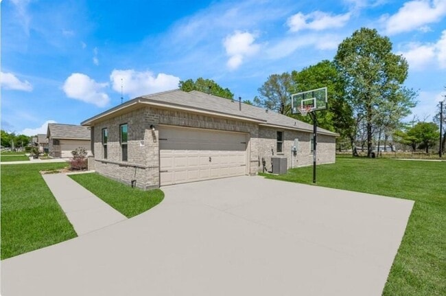 104 Tracie Dr in Dayton, TX - Building Photo - Building Photo