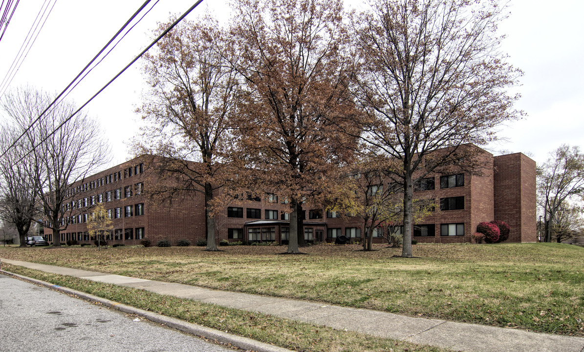 Highland Court in Louisville, KY - Building Photo