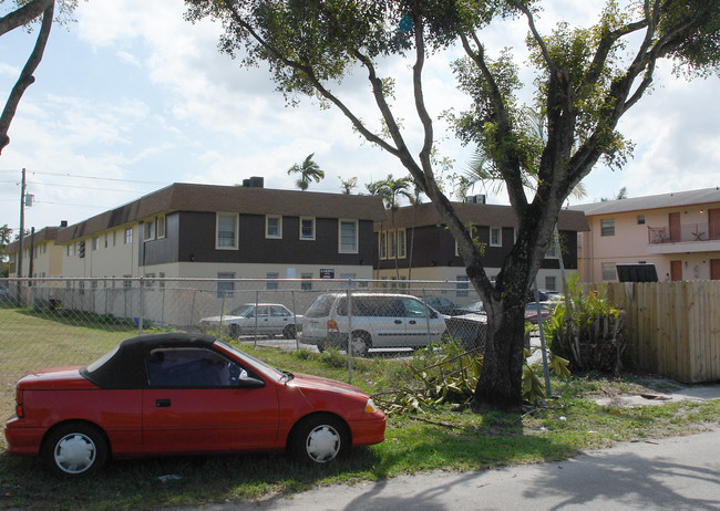 The Garden Apartments in Hollywood, FL - Building Photo - Building Photo