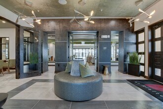 Park at Rialto Apartments in San Antonio, TX - Foto de edificio - Building Photo
