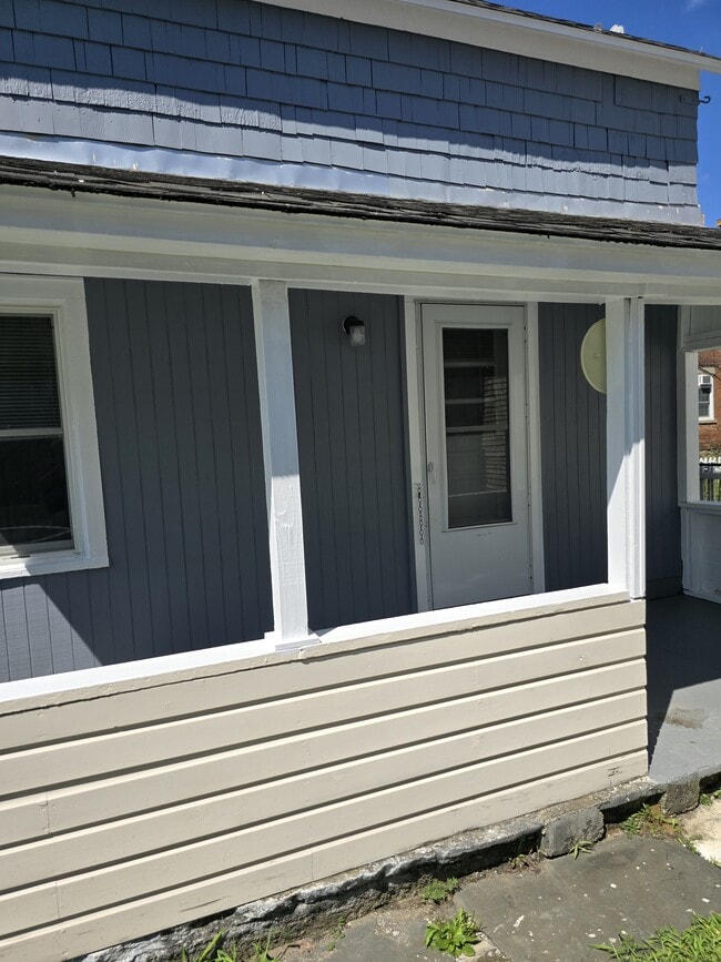 29 1/2 Center St, Unit Little House in Fort Edward, NY - Building Photo - Building Photo