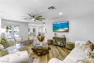 370 6th Ave S in Naples, FL - Foto de edificio - Building Photo