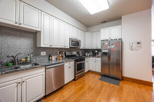 1162 W Grand Ave in Chicago, IL - Building Photo