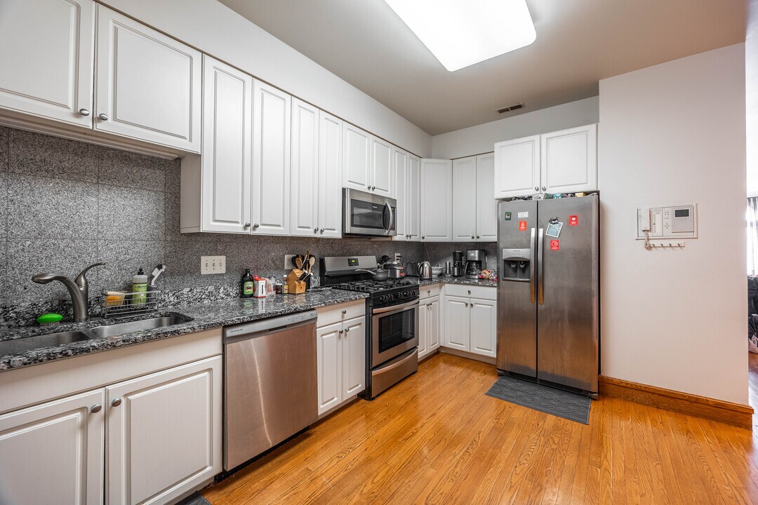 1162 W Grand Ave, Unit 4 in Chicago, IL - Building Photo