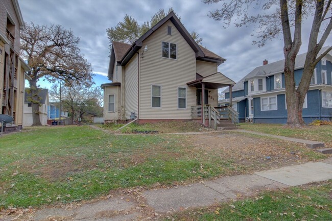 property at 631 E 15th St