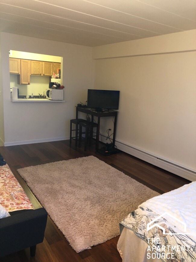 6821 N Sheridan Rd, Unit 205 in Chicago, IL - Building Photo - Building Photo