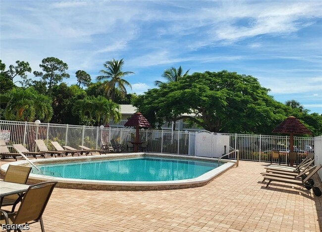4611 Bayshore Dr in Naples, FL - Building Photo - Building Photo