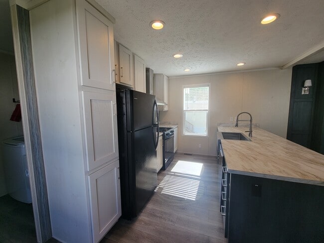 15 Armstrong Ave in Flushing, MI - Building Photo - Building Photo