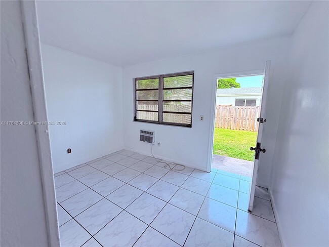 1045 NE 80th St in Miami, FL - Building Photo - Building Photo