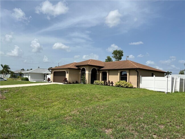 427 NE 17th Ave in Cape Coral, FL - Building Photo - Building Photo