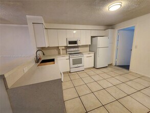 1050 Sorrento Dr in Weston, FL - Building Photo - Building Photo