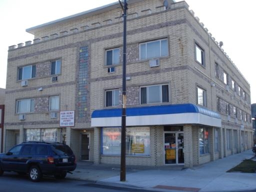 5657 W Fullerton Ave in Chicago, IL - Building Photo