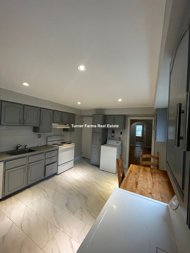 23 Emery St, Unit 1 in Medford, MA - Foto de edificio - Building Photo