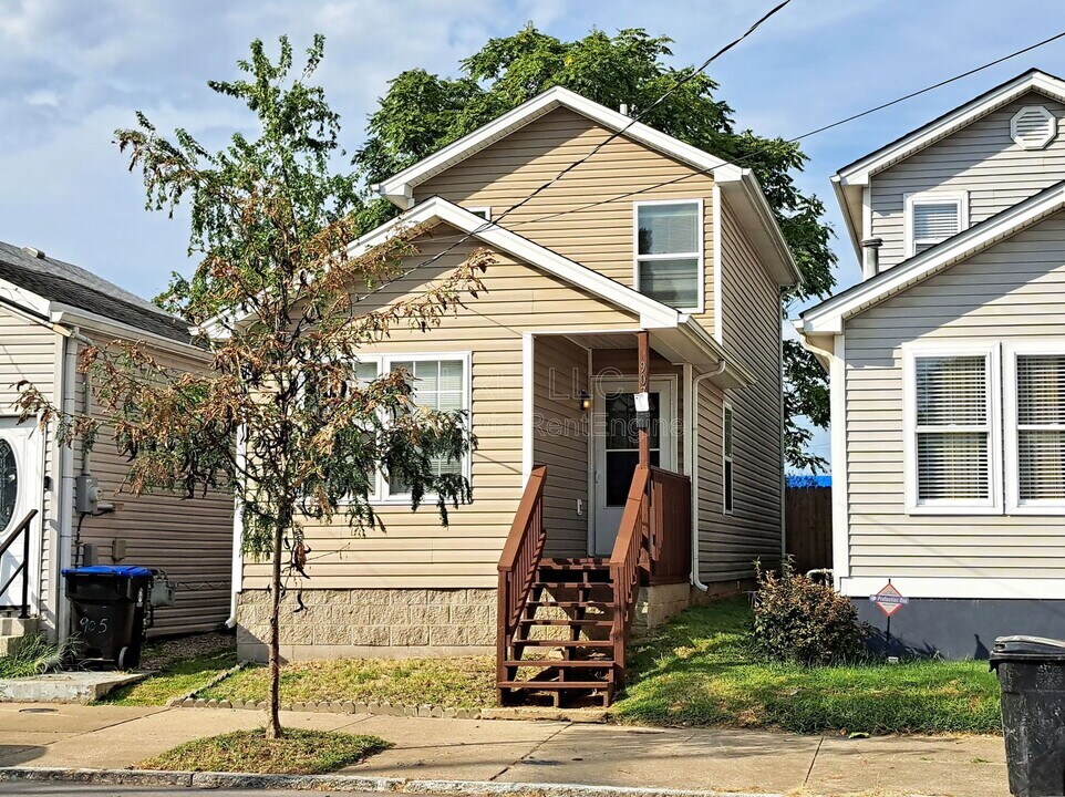 907 E Madison St in Louisville, KY - Building Photo