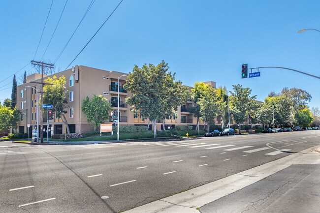 Burbank Gardens Apartments in Sherman Oaks, CA - Foto de edificio - Building Photo