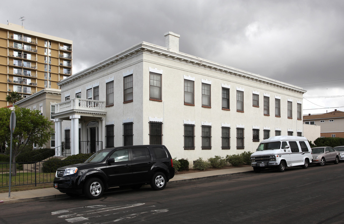 Apartments On The Park in San Diego, CA - Building Photo