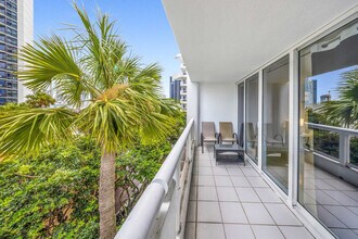 1717 N Bayshore Dr in Miami, FL - Foto de edificio - Building Photo