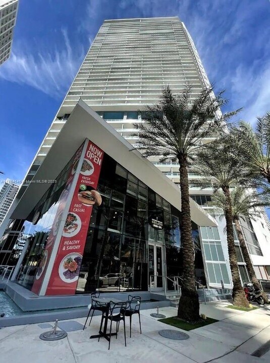 1300 Brickell Bay Dr in Miami, FL - Building Photo