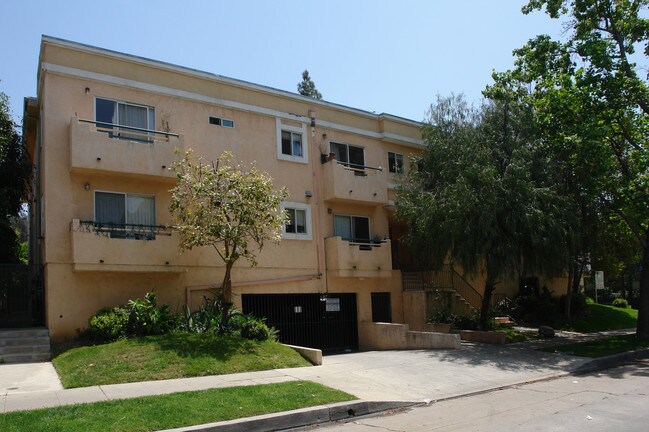 7004 Jordan Ave in Canoga Park, CA - Foto de edificio - Building Photo