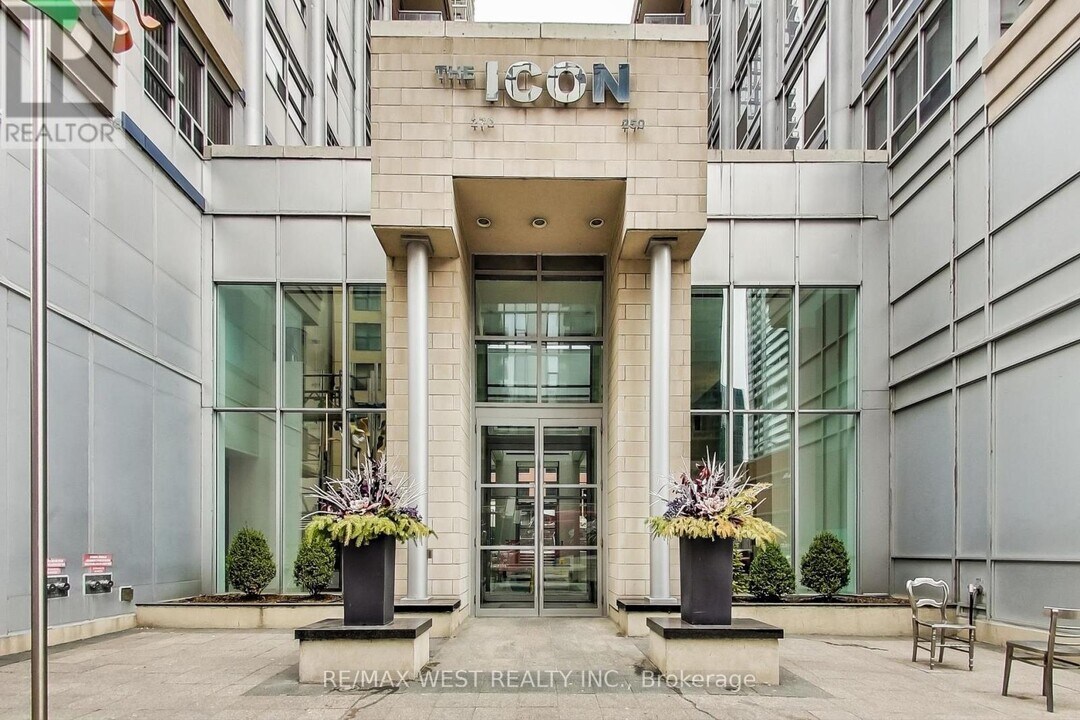 270-270 Wellington St W in Toronto, ON - Building Photo