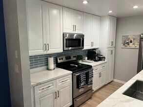 8145 Redlands St, Unit 106 in Playa Del Rey, CA - Foto de edificio - Building Photo