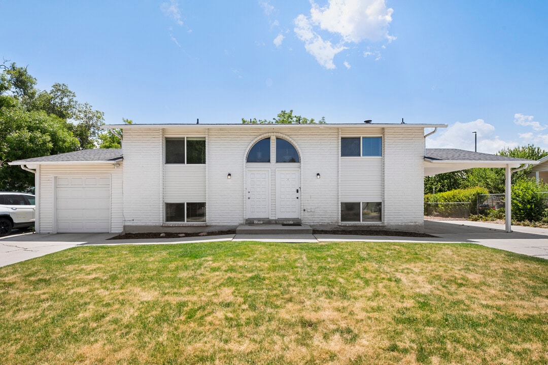 2215 W Bonniebrook Dr, Unit 2215 in Taylorsville, UT - Foto de edificio