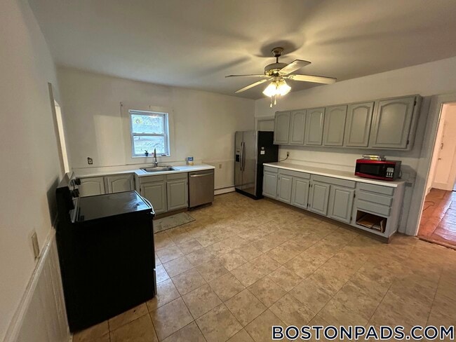 60 Old Common Rd in Auburn, MA - Foto de edificio - Building Photo