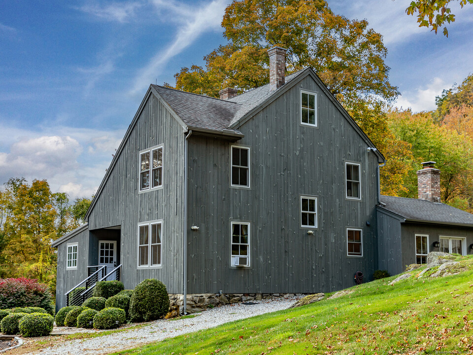 379 Lake Rd in Warren, CT - Foto de edificio