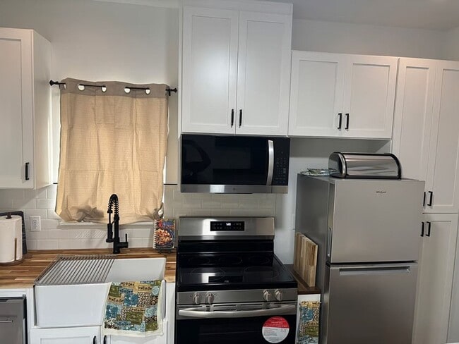 3413 Delphinium Way in Sacramento, CA - Building Photo - Building Photo