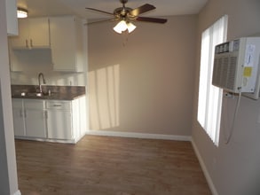 8602 Chapman Ave in Garden Grove, CA - Foto de edificio - Building Photo