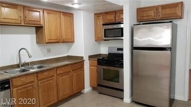 910 Sahara Way in Las Vegas, NV - Building Photo - Building Photo