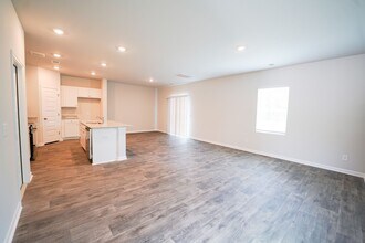 154 Bottlebrush Dr in Bloomingdale, GA - Building Photo - Building Photo