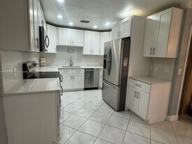 7901 NW 33rd St in Hollywood, FL - Building Photo