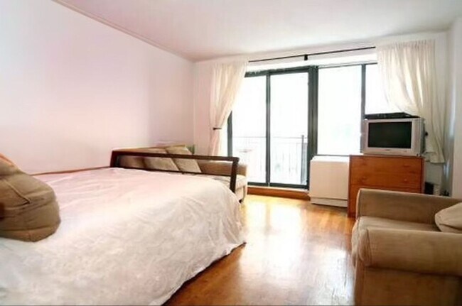 306 Mott St-Unit -5B in New York, NY - Building Photo - Building Photo